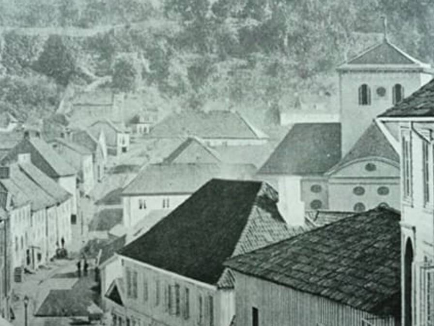 24 - LieunghgÄrden bakerst i bildet